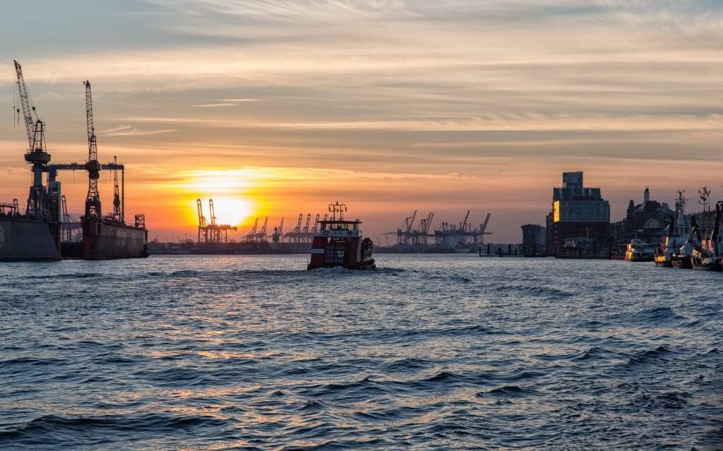 Sonnenuntergang am Hamburger Hafen