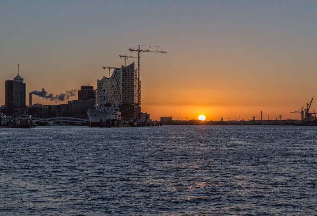 Sonnenaufgang am Hafen 080215