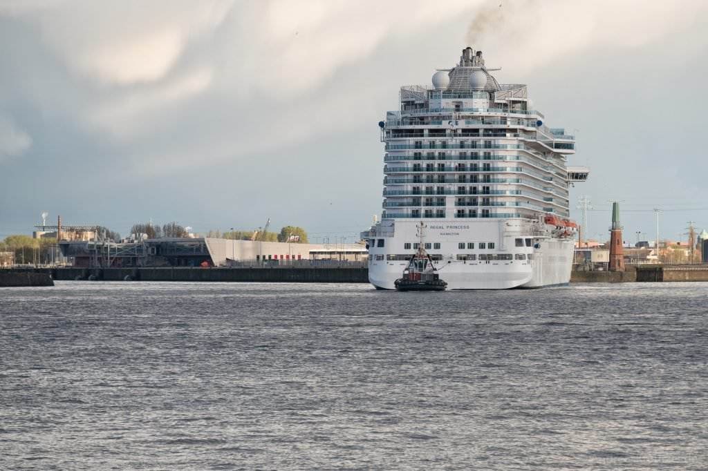 Regal Princess auf dem Weg ins Dock