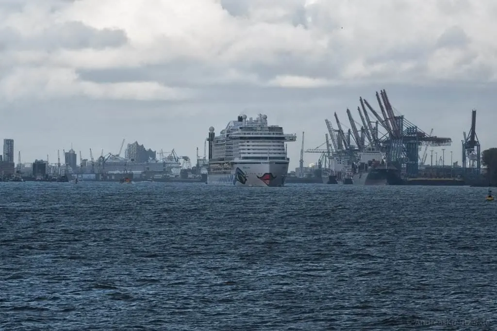 AIDAprima in Hamburg