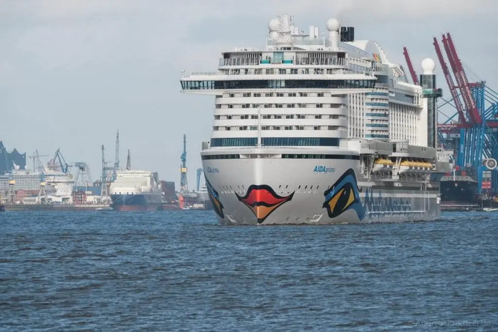 AIDAprima in Hamburg