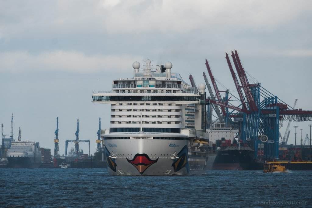 AIDAprima in Hamburg