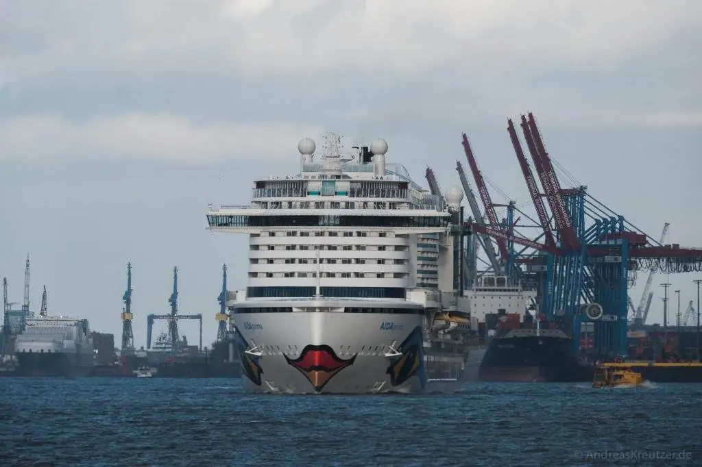 AIDAprima in Hamburg