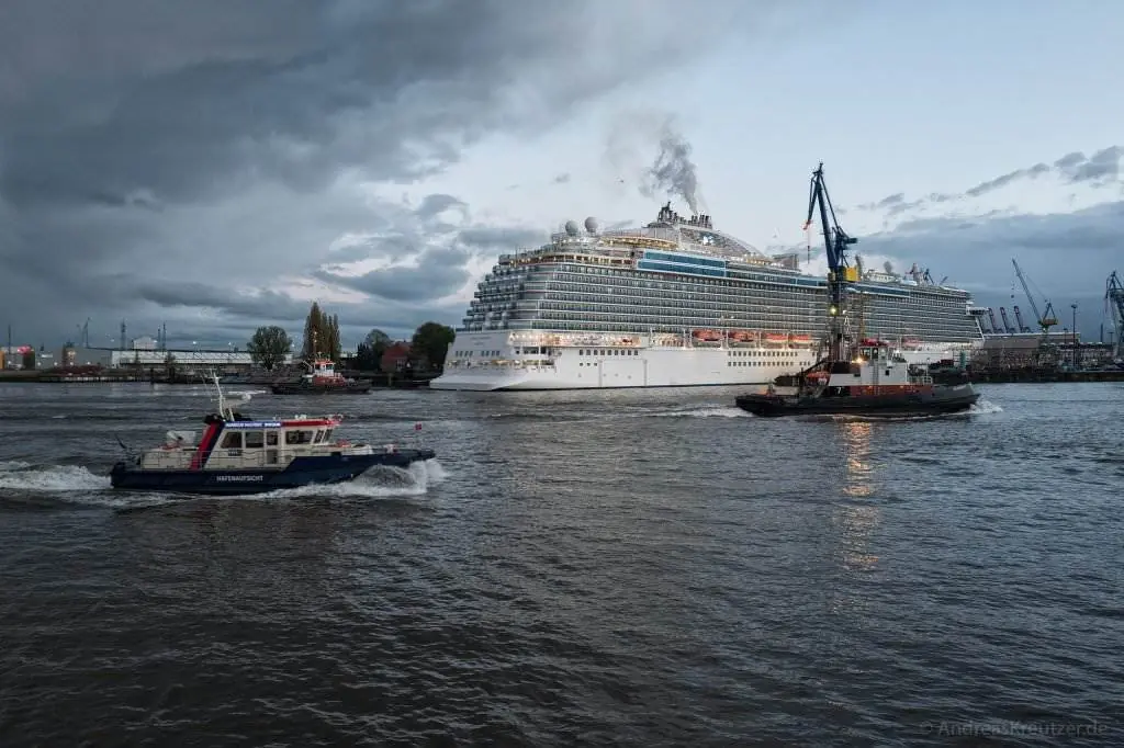Regal Princess beim Eindocken bei Blohm & Voss