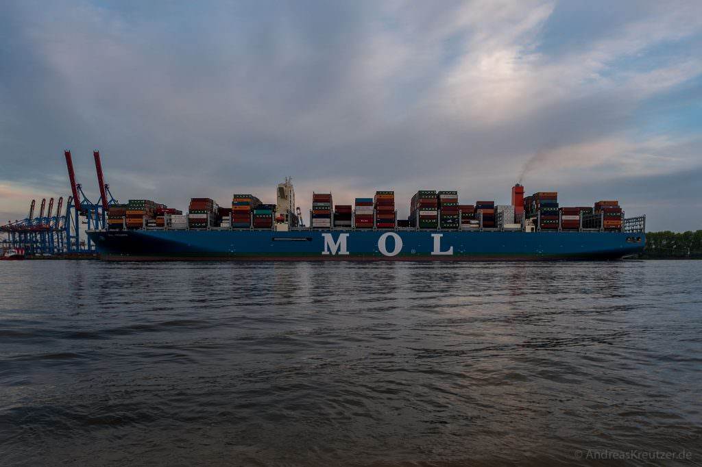 MOL Triumph in Hamburg