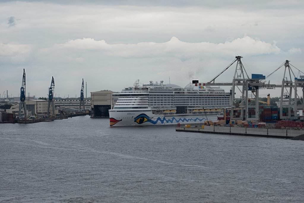 AIDAprima in Hamburg