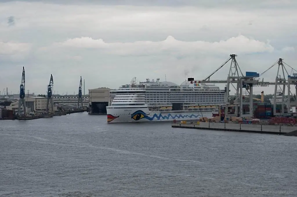 AIDAprima in Hamburg