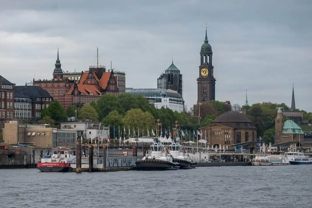 Blick auf den Michel und die Landungsbruecken