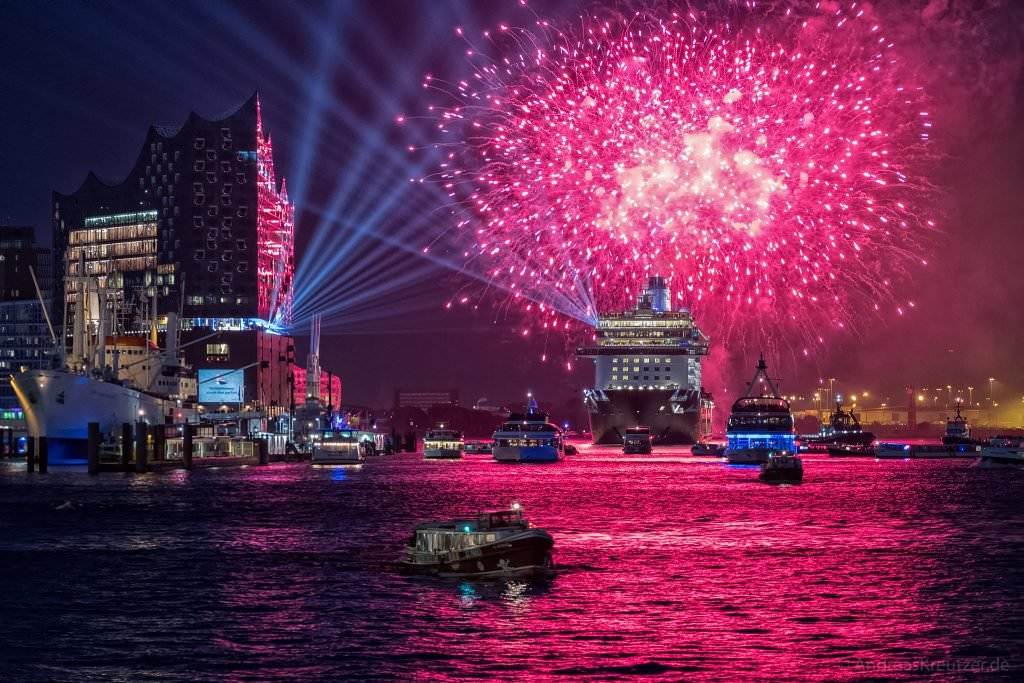 Feuerwerk zur Taufe der Mein Schiff 6