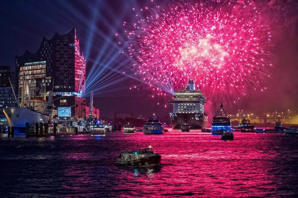 Feuerwerk zur Taufe der Mein Schiff 6