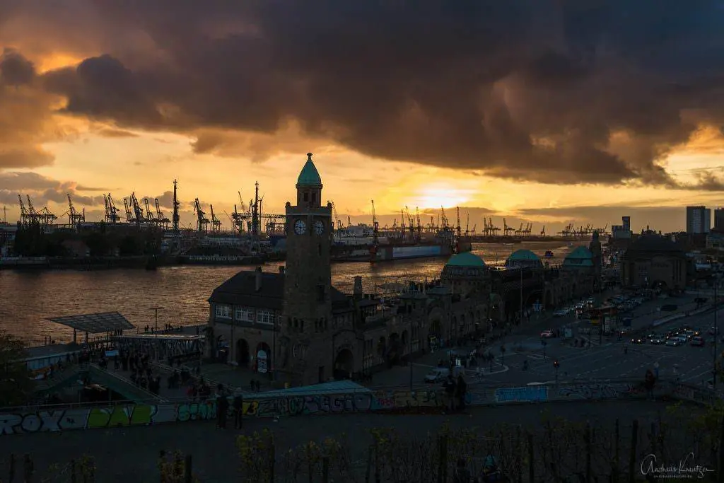 Sonnenuntergang an den Landungsbrücken