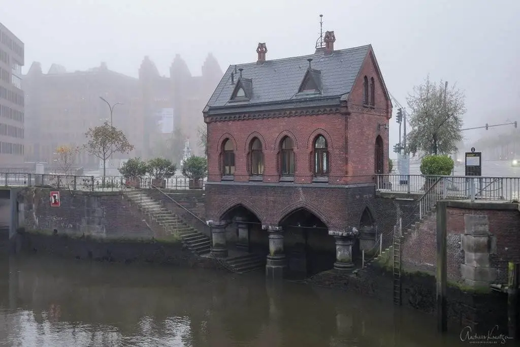 Hamburger Speicherstadt im Nebel