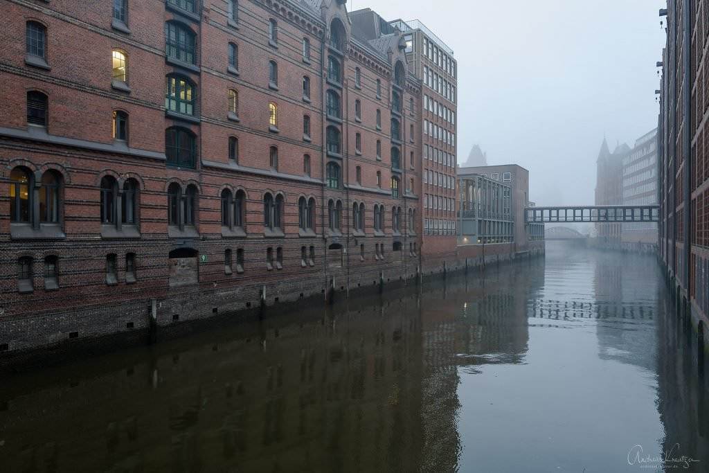 Hamburger Speicherstadt im Nebel