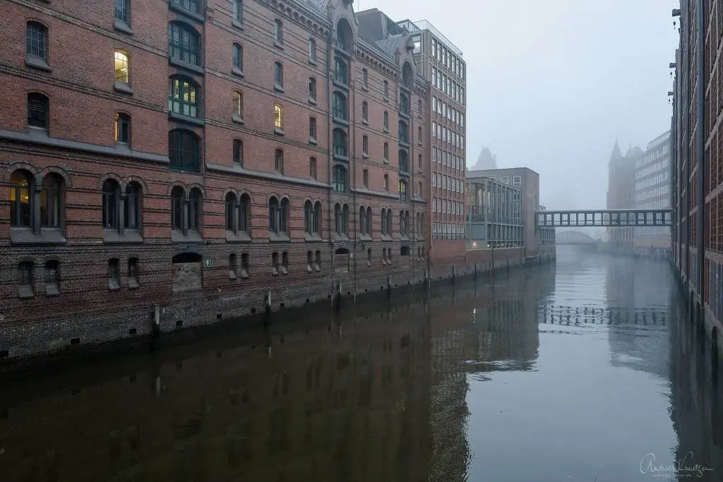 Hamburger Speicherstadt im Nebel