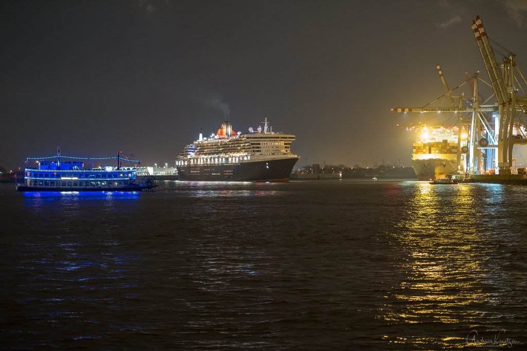 Queen Mary 2 in Hamburg bei Nacht