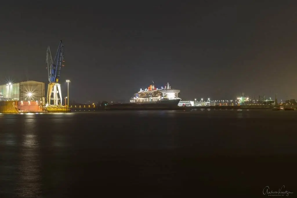 Queen Mary 2 in Hamburg bei Nacht
