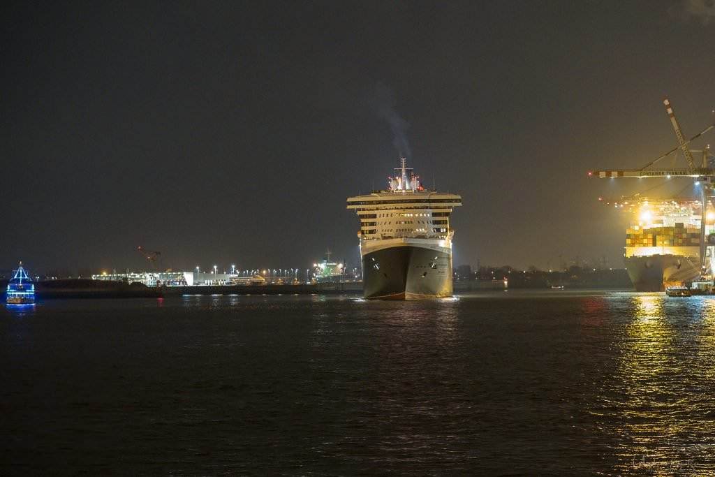 Queen Mary 2 in Hamburg bei Nacht