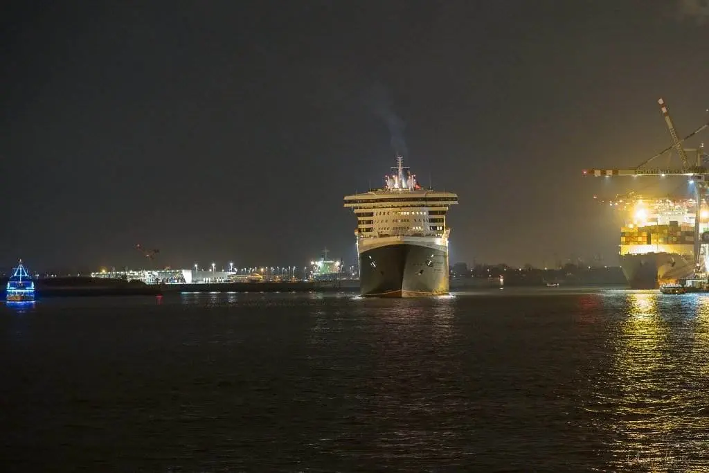 Queen Mary 2 in Hamburg bei Nacht