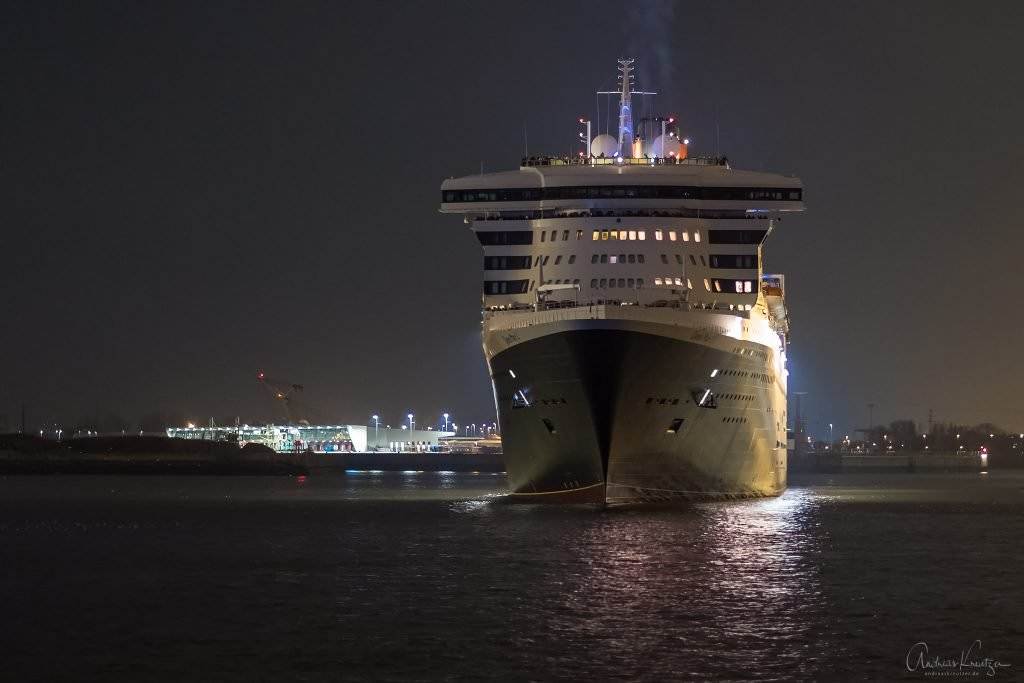 Queen Mary 2 in Hamburg bei Nacht