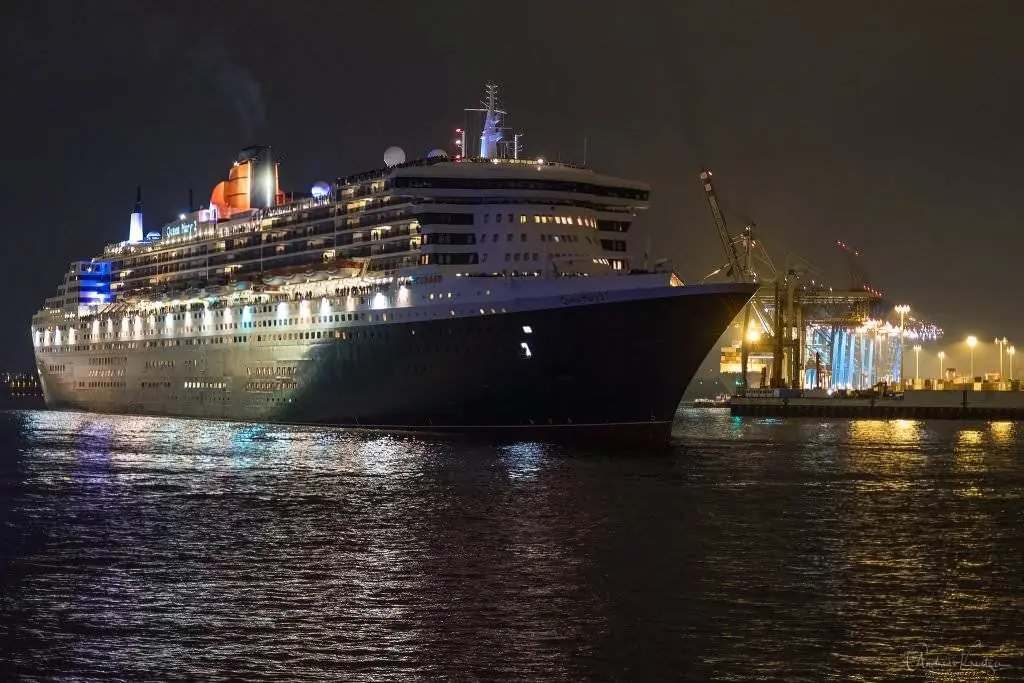 Queen Mary 2 in Hamburg bei Nacht
