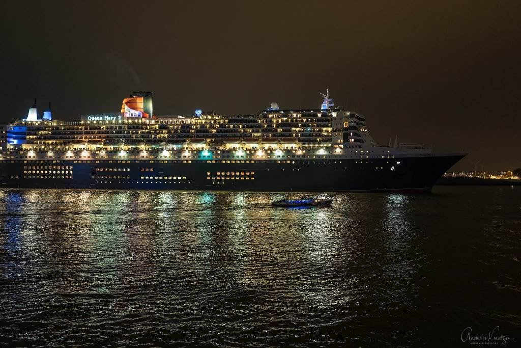 Queen Mary 2 in Hamburg bei Nacht