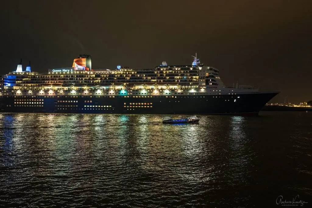 Queen Mary 2 in Hamburg bei Nacht