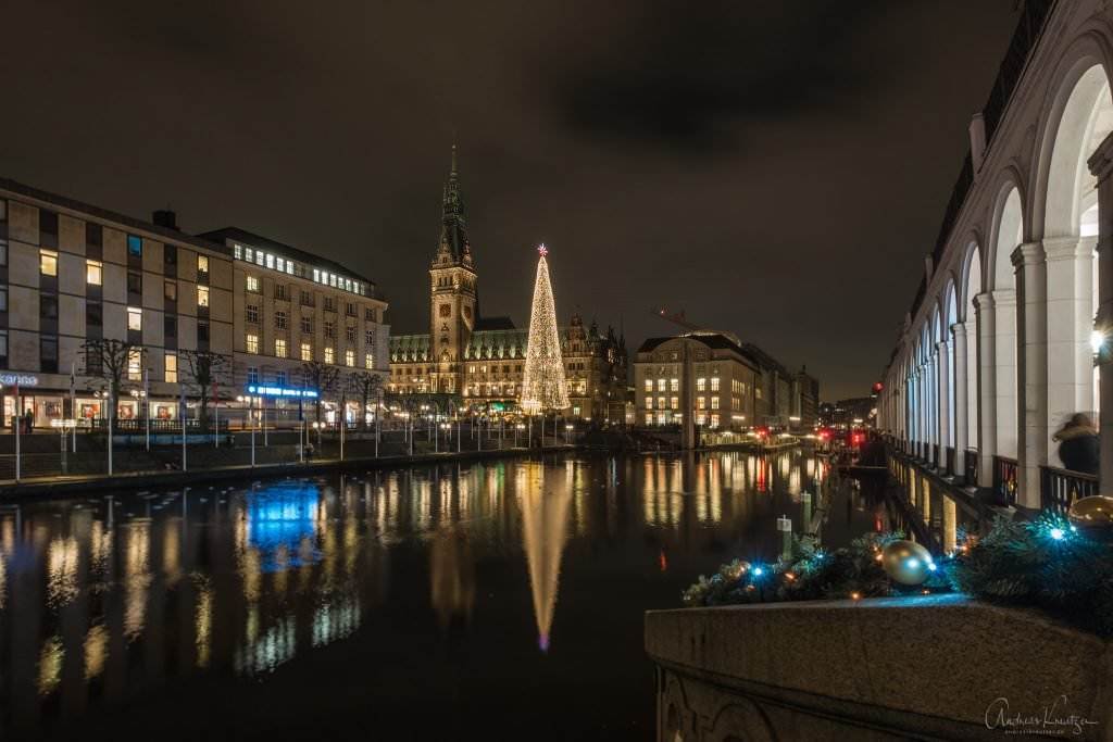 Hamburger Rathaus zur Weihnachtszeit