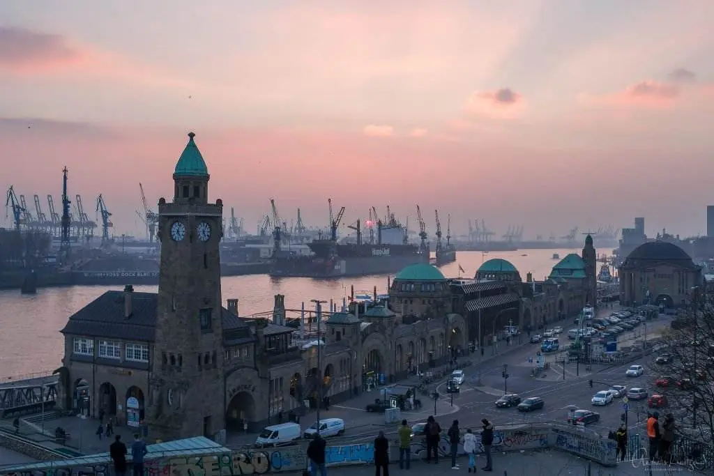 Sonnenuntergang an den Landungsbruecken