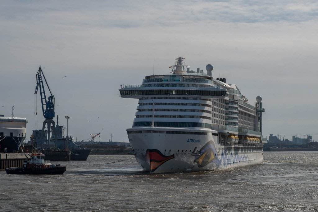 AIDAperla bei der Drehung im Hamburger Holzhafen