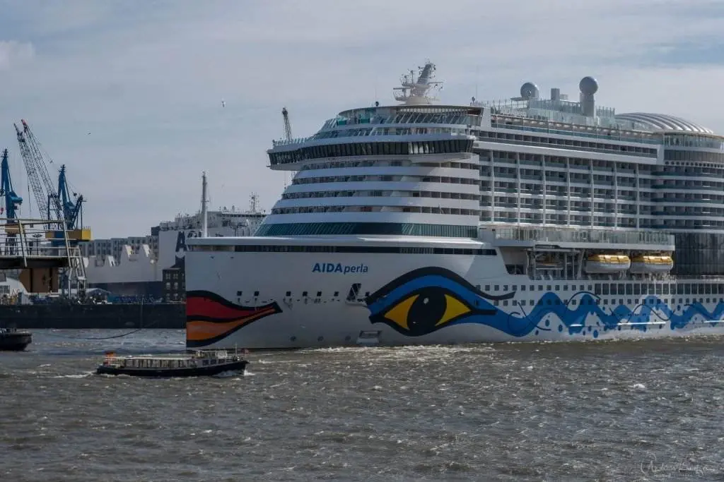 AIDAperla bei der Drehung im Hamburger Holzhafen