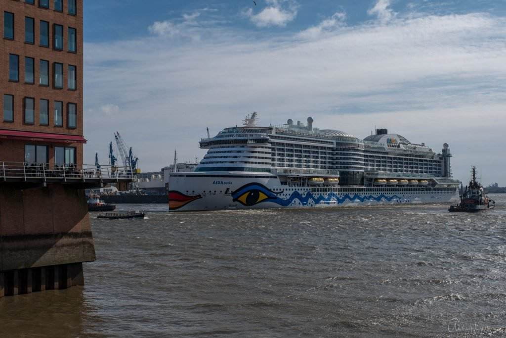 AIDAperla bei der Drehung im Hamburger Holzhafen