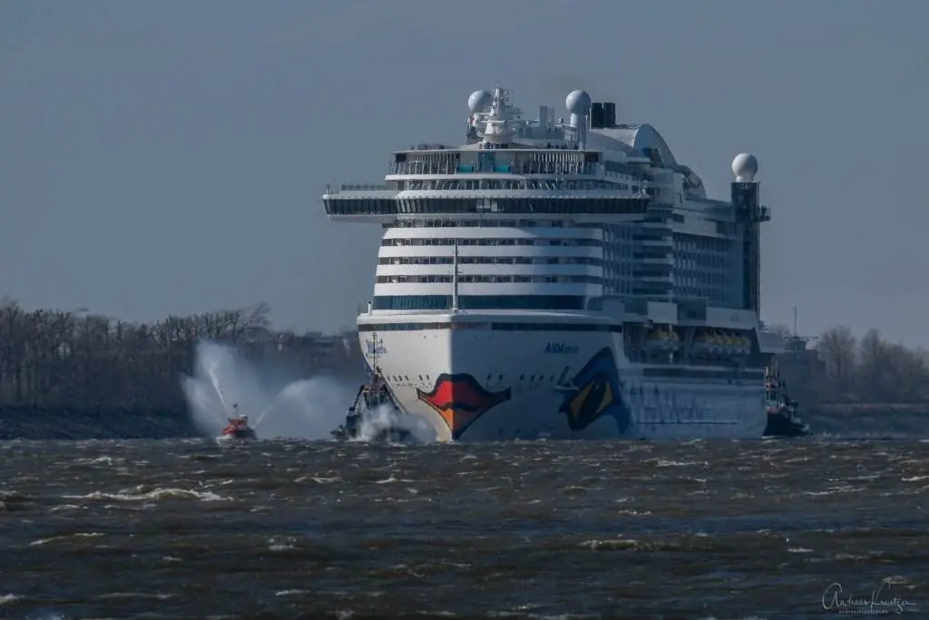 AIDAperla Erstanlauf in Hamburg