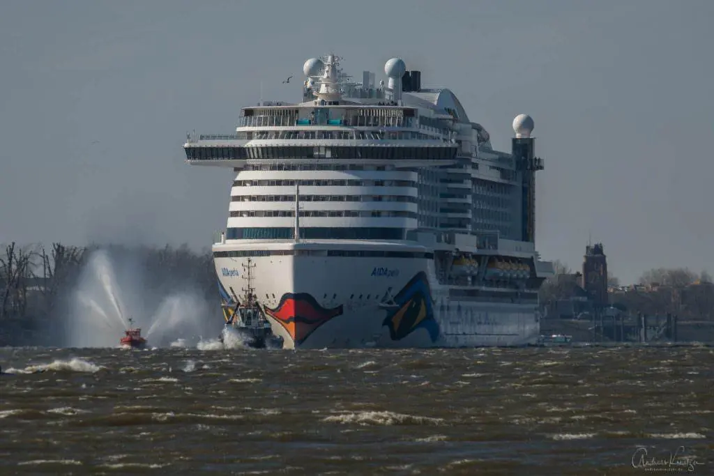 AIDAperla Erstanlauf in Hamburg