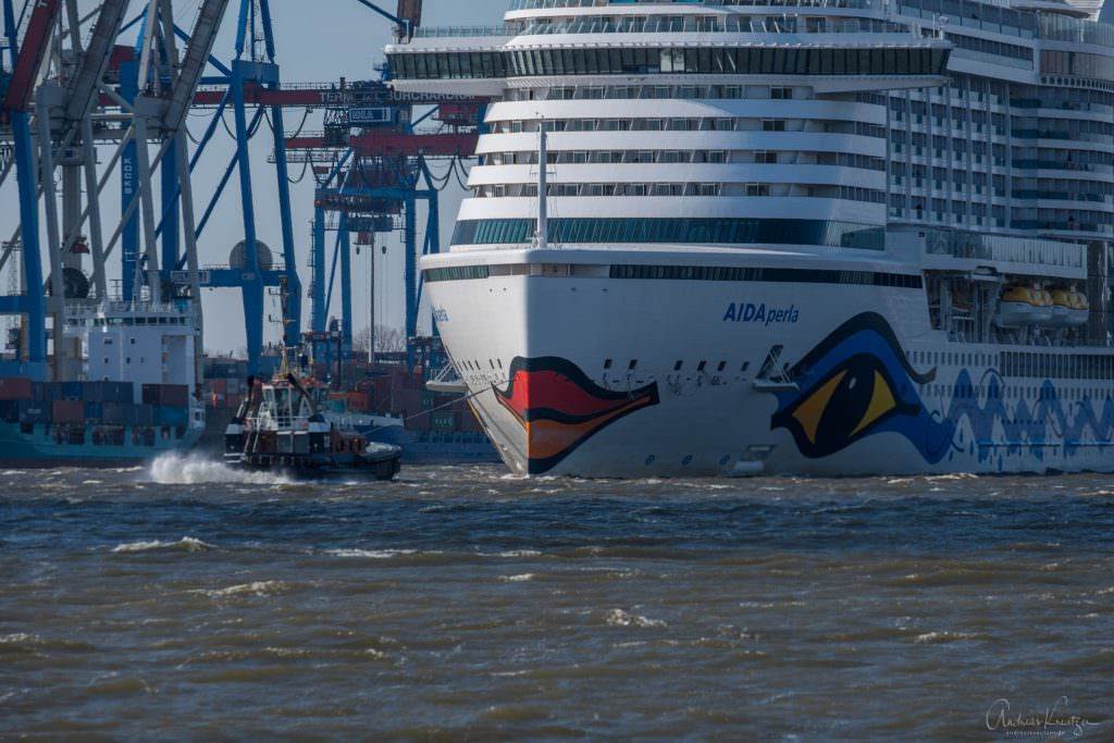 AIDAperla mit Schlepper in Hamburg