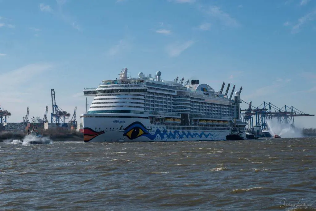 AIDAperla vor dem Burchardkai in Hamburg