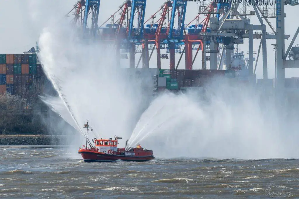 Feuerlöschboot zur Begrüßung der AIDAperla