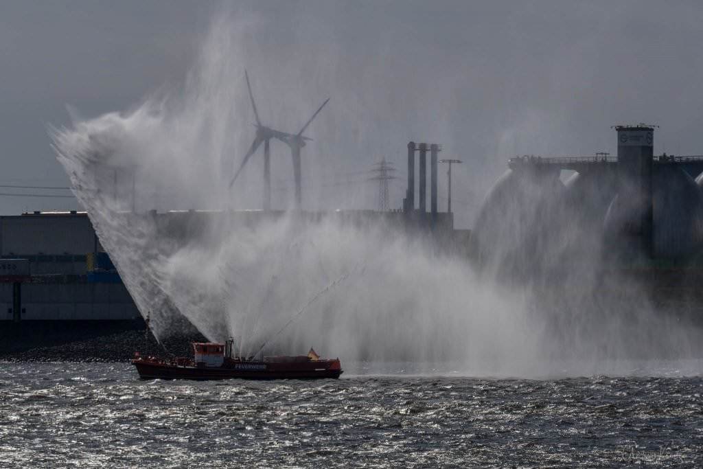 Feuerlöschboot zur Begrüßung der AIDAperla
