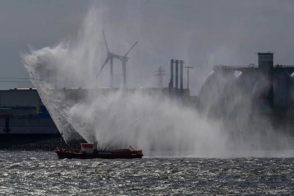 Feuerlöschboot zur Begrüßung der AIDAperla