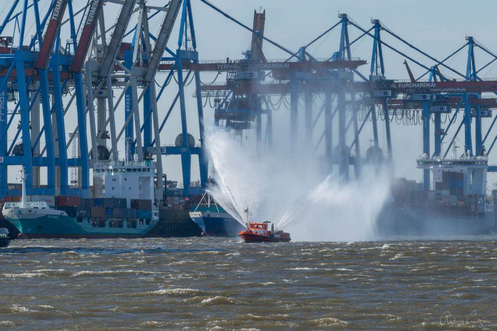 Feuerlöschboot zur Begrüßung der AIDAperla