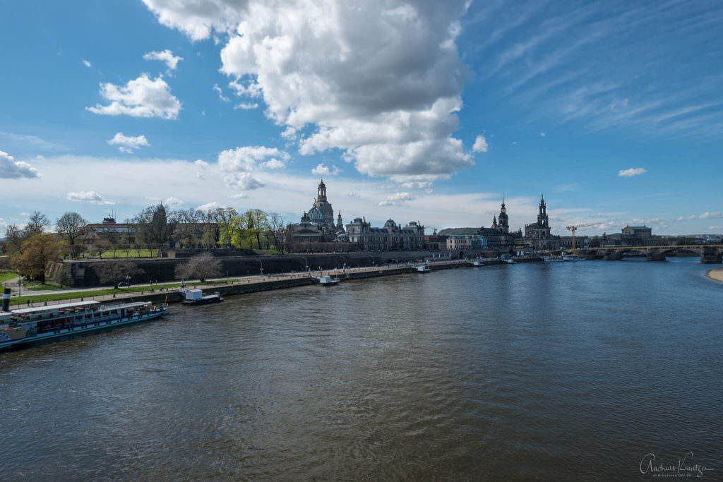 Blick von der Carolabrücke auf Dresden
