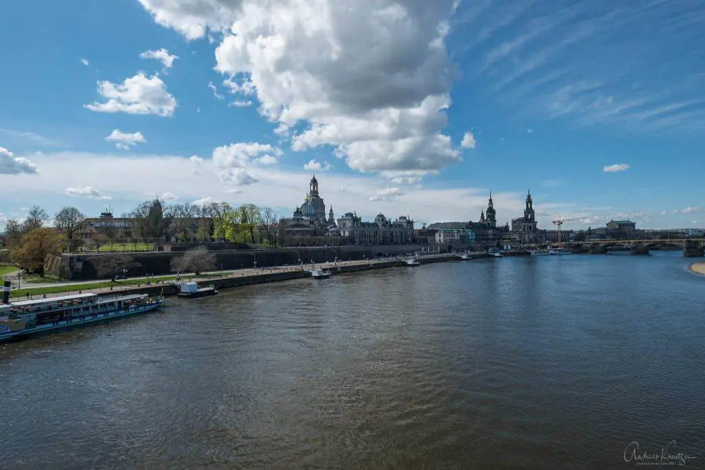 Blick von der Carolabrücke auf Dresden