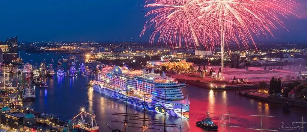 AIDA Feuerwerk zum 829. Hafengengeburtstag in Hamburg