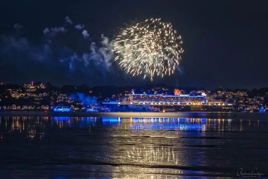 Queen Mary 2 mit Feuerwerk
