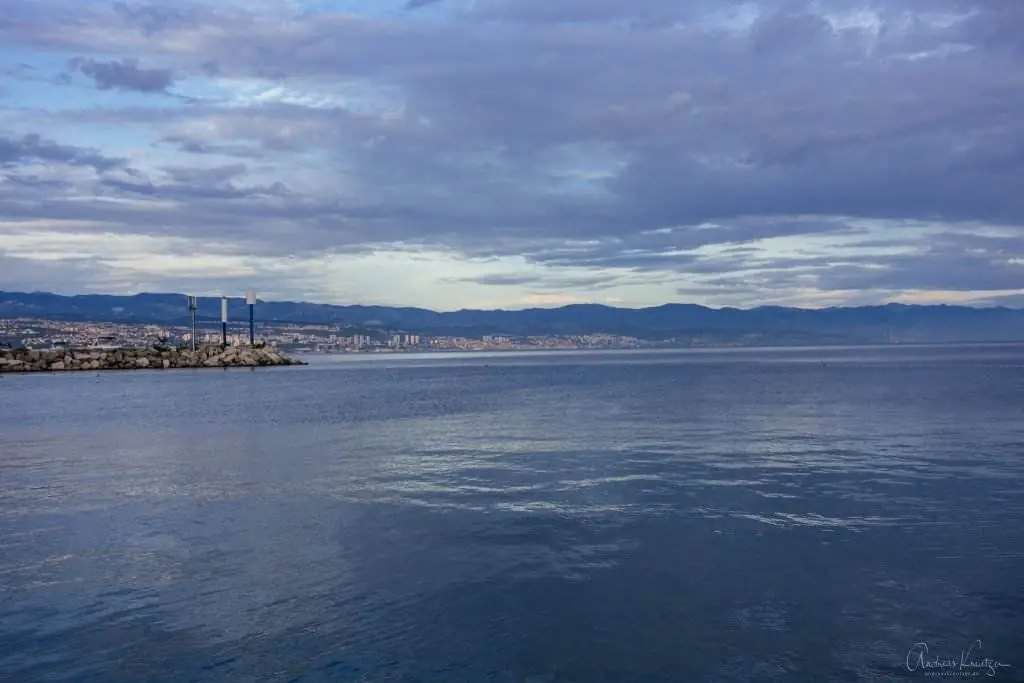 Blick von Ičići auf Rijeka