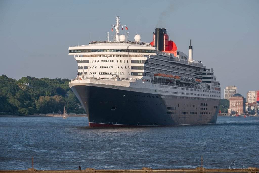Queen Mary 2 in Hamburg