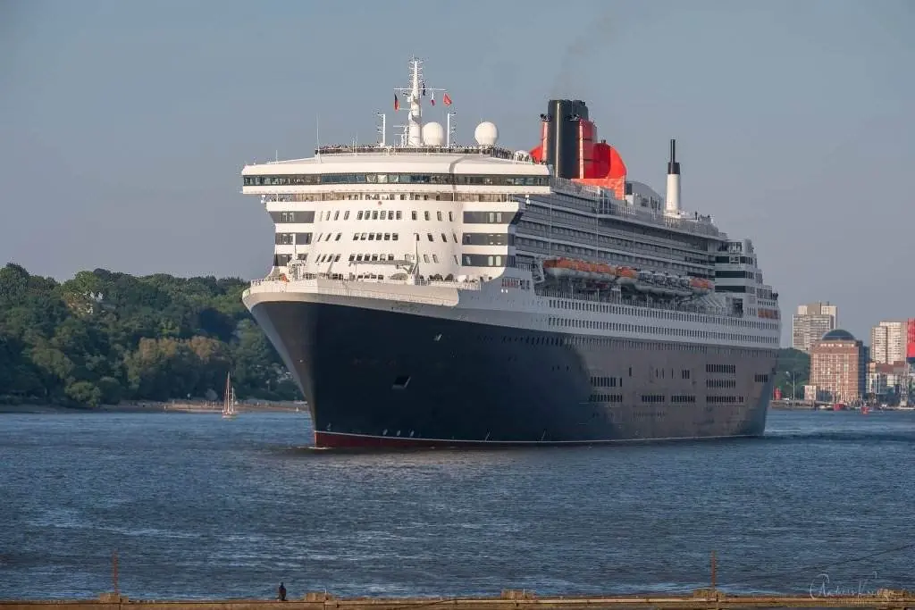 Queen Mary 2 in Hamburg