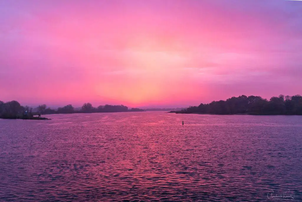 Sonnenaufgang an der Elbe