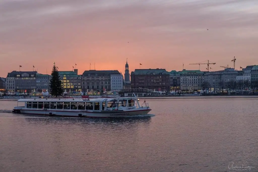 Hamburger Binnenalster mit Alstertanne