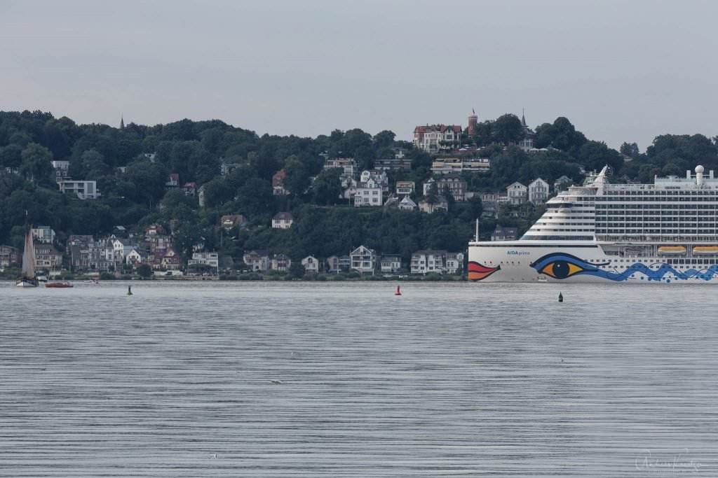 AIDAprima vor Blankenese II