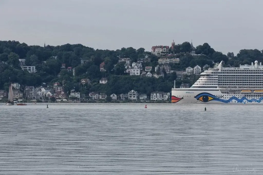 AIDAprima vor Blankenese II